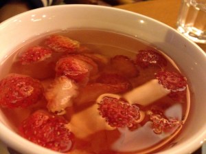 딸기차였는지 딸기에이드였는지 어쨌든 딸기를 통채로 넣어 주는 호쾌한 음료