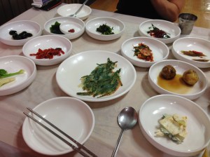 특히 갓 구워낸 전이 먹을만한 가운데 전반적으로 밑반찬이 다 먹을만하다. 양은 적게 주는데 더 달라면 바로 더 준다