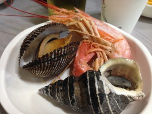 갓 삶아낸 큼직한 소라와 조개, 왕새우