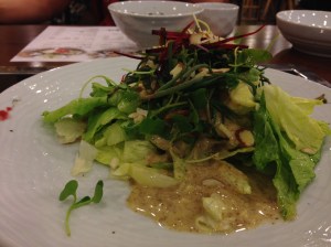 견과류와 고소하고 담백한 소스로 맛을 낸 샐러드