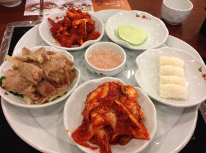 메인 메뉴인 수육. 김치가 보쌈김치가 아닌 점이 좀 아쉽다