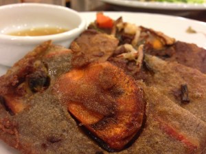 메밀과 해물로 부쳐낸 파전. 큰 건데기는 당근이며 특이하게 맛살(ㅠㅠ)도 들어있다