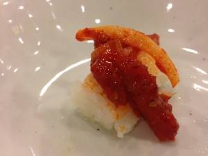 초밥(?)에 가오리무침을 얹어 먹으면 적당한 식감을 느낄 수있다