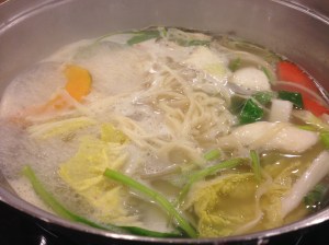 사골 느낌의 육수에 갖은(?) 해물과 야채, 생면을 넣고 끓이는 칼국수