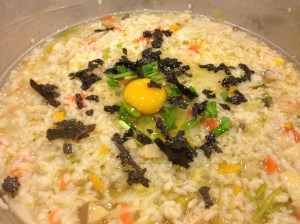 야채와 계란, 참기름을 넣은 뒤에는 눋지 않게 계속 휘저어 줘야 한다