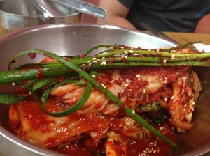 갓 담근 배추김치가 먼저 나오는데 얘 땜에 공기밥을 축내다가 해물탕이 다 끓었을 때 황망함을 겪는 경우도 많다