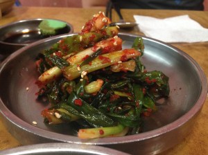 여름엔 파김치도 내어 주는데 아마 굴무침이나 명이나물 대신으로 나오는 듯하다