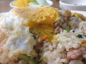 맛의 비결의 직접 짠 돼지기름. 계란 후라이 노른자와 짜장에다가 돼지기름으로 잘 볶인 볶음밥을 비비면...