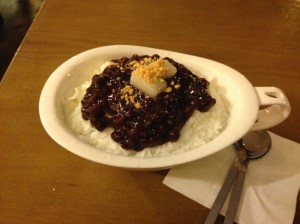 우유를 얼려서 간 뒤 팥과 찹쌀떡 두조각, 땅콩가루 조금 뿌린 빙수로 소박해보이기까지 하다