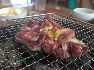 이 집에서는 육즙이 빠져나가는 것을 막기 위해 수북하게 쌓아서 한번에 굽는 방법을 추천한다