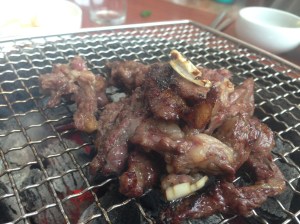 수북히 쌓아서 굽우면 아랫부분이 금방 타버릴거 같지만 적당히 뒤적여주면 골고루 잘 굽힌다 