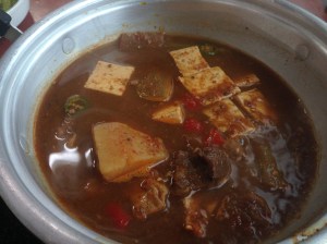 큼직한 감자와 두부 등이 듬뿍 들어있어 옛날 된장찌개 맛을 느낄 수 있다