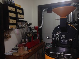 카페 한 쪽에서는 로스팅을 직접 하는 만큼 신선한 커피 공급이 가능하다