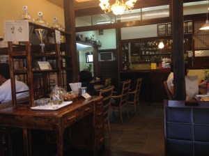 옛날 주택을 부수고 새로 짓는 대신 개조한 만큼 기둥같은 틀은 그대로 남아 있다