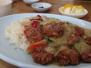 완자의 완성도도 뛰어나고 버섯 등 야채도 풍부한데 소스의 간이 좀 싱거운 것이 단점