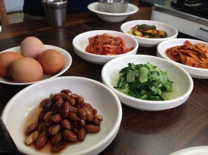 밑반찬도 전반적으로 깔끔하다. 저기 보이는 계란은 날계란이다