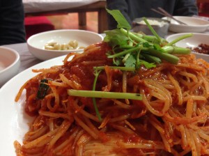 기와집 찜식당의 진가를 제대로 알려면 '보통'(매운맛)으로 시켜야 한다. 선명한 빨간색이 식감을 자극한다
