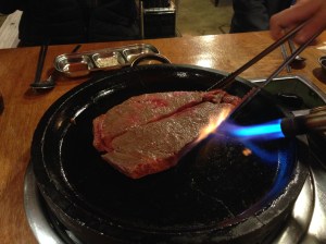 토치(불)로 겉을 익히고 가위로 먹기 좋게 잘라 준다