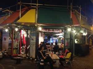 투뿔을 지나 안쪽으로 조금 더 걸어내려가면 모퉁이에 조그마한 가게가 보인다