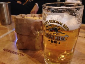 테이블이 네갠가 다섯갠가 밖에 없기 때문에 예약을 하고 가야 한다