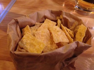 기본안주로 나오는 스낵도 왠지 파리나 스톡홀롬에서 나올 법한 스낵일거 같다