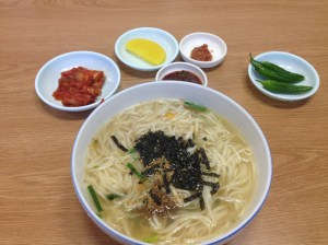 김치, 고추 접시가 앙증맞을 정도로 풍부한 양을 자랑한다