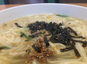 편안한 국물 베이스에 고기 볶음(?)과 김, 깨소금 등으로 고소함까지 더했다