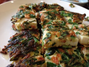 신선한 두부의 담백한 맛에 계란과 야채, 기름의 고소한 맛이 잘 어우러져 있다