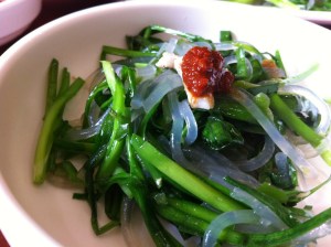 그 여러가지 맛으로도 성이 차지 않는다면 같이 나오는 양념장에 비비면 매콤한 맛 증폭에다 새콤한 맛까지 더해서 즐길 수 있다