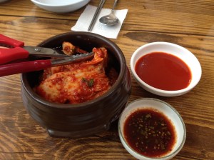 항아리에 담겨져 나오는 겉절이 김치