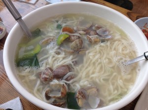 풍성한 양을 자랑하는 바지락 칼국수