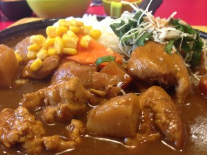 적당히 매콤한 카레와 치킨의 담백한 맛이 고소한 버터라이스와 잘 조화를 이룬다