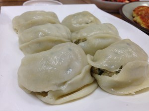 튼실하고 알이 굵은 접시만두. 만두 한 알에 천원씩 따로 주문할 수도 있다