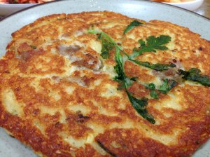 녹두와 고기를 듬쁙 넣어 파삭하고 담백하게 부쳐낸 빈대떡