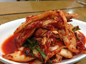 갓 담근 싱싱한 김치. 담백함에 치우쳐져 있는 맛의 균형을 잡는데 필수적 요소