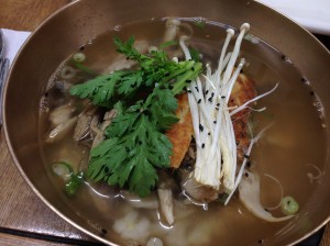 '따뜻한 쟁반'이란 의미로 추정되는 온반은 닭고기가 들어간 따끈한 국밥이다