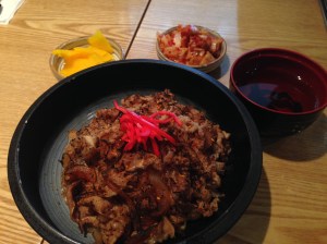 쇠고기 덮밥인 규동