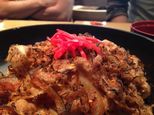 보통 규동은 달짝함 때문에 좀 느끼해지는 경향이 있는데 얘는 토치로 살짝 태워서 느끼함을 잡으면서 불맛을 가미했다