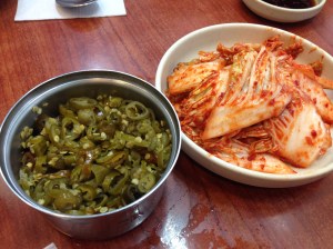 겉절이 김치는 짜지 않으면서도 간이 잘 맞아서 시원한 칼국수와 찰떡 궁합이다