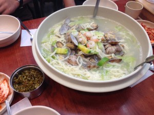 카드를 받지 않고 테이블이 몇 개 없는 점이 단점