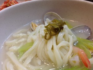 간이 그렇게 부족하다는 느낌이 들지는 않지만 삭힌 고추를 조금 넣으면 좀 더 성인의 맛이 난다