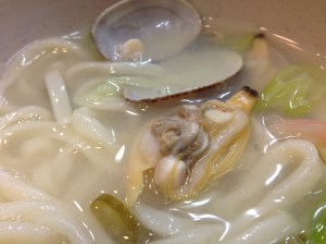 바지락이 싱싱해서 그런지 젓가락만 살짝 '터치'하면 살과 껍질이 바로 분리된다