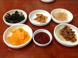 기본 반찬은 단순하다. 오징어채를 줬었는데 최근 다른 종류로 바뀐 듯하다. 중간 아랫쪽에 있는 애가 부추볶음 양념장