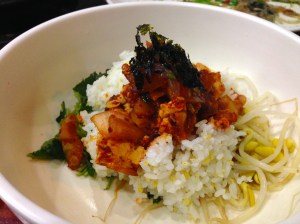 심플한 나물과 공기밥에 김가루 조금과 된장을 넣고 비비기만 했을 뿐인데..