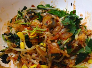 부추볶음 남은 거를 좀 넣고 비빈 뒤 두부구이와 곁들여 먹으면 석 달은 얘들 없이 다시 버틸 수 있다