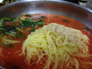 좀 새콤거리는 맛이 강하긴 하지만 약간 느끼한 갈비의 뒷맛을 씻어내는 역할을 한다