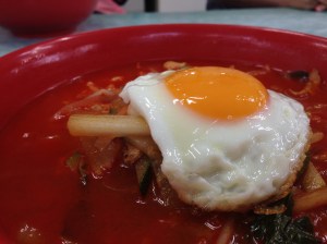 부들부들 찰랑찰랑 반만 잘 구워졌다. 짜장밥에는 뒷면까지 완전히 구운 계란후라이가 나간다 한다