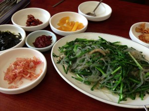 기본적으로 좀 맵기 때문에 초보자는 '덜 맵게'로 주문할 것을 추천한다. 3명 이상 갔을 경우 된장찌개는 하나 정도 덜 시키고 공기밥과 비빔나물 추가를 하면 된다