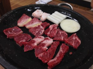 돌판에 고기를 구워먹으면 왠지 좀 옛날 생각이 나면서 센치해지는거 같다