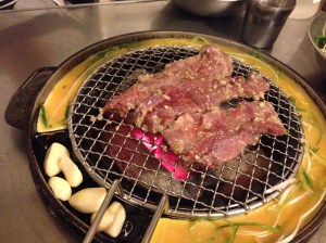 석쇠가 달궈지면 고기를 올리고 계란물에는 파무침도 몇개 얹어야 맛이 있다